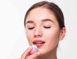 Gunakan Lip Balm, Ini 5 Tips Mudah untuk Mencegah Bibir Pecah-pecah Selama Bulan Puasa