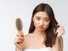 Ini Loh 5 Cara Mengatasi Rambut Rontok, Jangan Sering Keramas