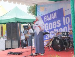 Siswi Berprestasi SMAN 7 Makassar Menampilkan Musikalisasi Puisi pada FAJAR Goes to School yang Berkolaborasi dengan Expo and Market Day