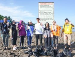 Keren, Aksi Bersih Pantai Biru Bersama Teman Pantai yang Berkolaborasi dengan Duta Lingkungan Hidup Kota Makassar