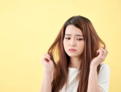 5 Faktor Penyebab Ketombe Muncul di Rambut yang Harus Kamu Ketahui