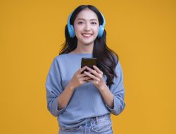 Ini Loh 4 Bahaya Penggunaan Earphone Terlalu Lama, Segera Batasi