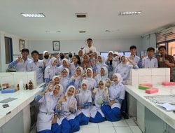 Siswa Siswi SMK Farmasi Yamasi Makassar Melakukan Praktikum TeFa Untuk Membuat Minyak Telon
