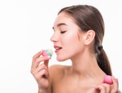 5 Tips Merawat Bibir Supaya Cantik dan Sehat, Gunakan Lip Balm