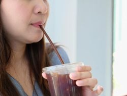 Ini Loh 5 Dampak Negatif dari Kebiasaan Minum dengan Sedotan