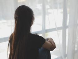 5 Penyebab Kamu Selalu Merasa Feeling Lonely dalam Hubungan