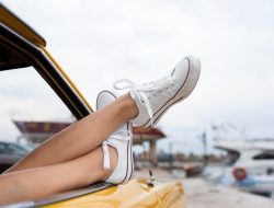 5 Tips Ampuh Merawat Sepatu Canvas Putih Kamu Bebas Noda Kuning Supaya Tetap Kinclong