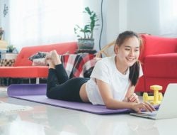 Lakukan 5 Olahraga Ringan Ini di Kamar Biar Badan Tetap Sehat, Anti Mager Club