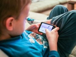 Kecanduan Gadget pada Remaja Meningkat: Solusi atau Masalah Baru?