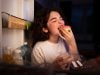 Suka Makan Tengah Malam, Tapi Perut Kosong Sepanjang Hari: Kebiasaan Baru yang Mengundang Risiko