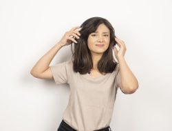 6 Cara Mengatasi Bau Kepala Supaya Rambut Segar
