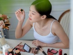 Makeup Dewy dan Strawberry Girl Look, Dua Gaya Favorit yang Bikin Wajah Makin Segar