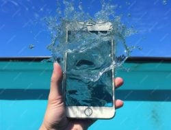 HP Kemasukan Air? Jangan Panik Dulu, Sobat KeKeR! Ini Tips Daruratnya!